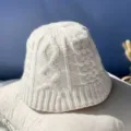 Chapeau bob en tricot blanc, bonnet de pêcheur d'hiver confortable avec un beau motif torsadé classique. - Taille Unique (55-58cm) / Blanc Cassé