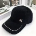 Berretto da baseball in peluche nero da donna, cappello invernale caldo con strass e lettera M. - Peluche Lettera M / Nero