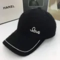 Berretto da baseball nero felpato con lettere love in strass e visiera brillante. - Love in Strass / Nero