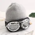 Gorro de punto de invierno gris con gafas de piloto geniales para viajes y esquí al aire libre. - M (56-58cm) / Gris claro