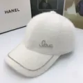 Berretto da baseball peloso bianco con lettere strass e catena di cristallo per invernali. - Love in Strass / Bianco