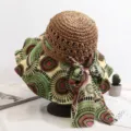 Vue rapprochée du chapeau de paille à large bord imprimé et nœud pour la plage d'été. - Réglable / Patchwork Vert