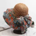 Vue détaillée d'un chapeau de paille à large bord avec nœud cachemire pour l'été à la plage. - Réglable / Patchwork Orange
