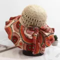 Vue détaillée d'un chapeau de soleil d'été à large bord avec imprimé géométrique et nœud. - Réglable / Patchwork Cercle Orange