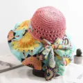 Vue détail du chapeau de paille élégant avec large bord à imprimé floral bleu jaune. - Réglable / Patchwork Rose