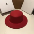 Chapeau feutre plat rouge, élégant chapeau fedora vintage britannique pour femme automne hiver. - Réglable (55-60cm) / Rouge