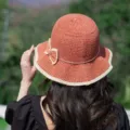 Oranger Stroh-Bucket-Hat für Damen mit Schleife und Strassbesatz, Sommersonnenschutz. - Schleife Rüschen Stil (FS-013) / Orange