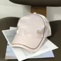 Damen rosa Satin Baseballcap mit Goldrand und Metall M Dekoration modische Sonnenkappe - Verstellbar / Merzerisiertes Rosa Mit M-Label