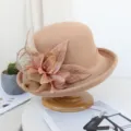 Vue detaillee d un elegant chapeau en feutre de laine avec decoration florale et filet chic. - Réglable / Chameau