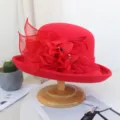 Chapeau melon en feutre de laine rouge avec fleur en filet élégante et plume automne hiver. - Réglable / Rouge