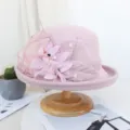 Détail de chapeau melon en feutre rose, élégant filet, décoration florale et plume, rétro. - Réglable / Violet Taro