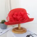 Detail de chapeau en feutre de laine rouge avec bord roule et decor de fleurs en filet. - Réglable / Rouge Brique