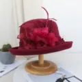 Chapeau cloche en feutre de laine bordeaux avec voile filet plumes et fleurs de tissu. - Réglable / Rouge Foncé