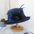 Chapeau cloche en feutre de laine bleu marine avec résille, plumes et décor floral. - Réglable / Bleu marine