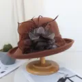 Détails du chapeau cloche en feutre de laine vintage avec élégant filet plume et fleur. - Réglable / Couleur caramel