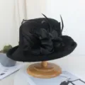 Chapeau cloche noir en feutre de laine vintage pour femme avec filet et fleur de plume. - Réglable / Noir