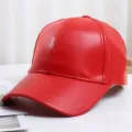 Kokkino kapelo mpesmponkol apo dermo PU gia gynakes kai antres, cheimerino styl. - M (56-58cm) / Κόκκινο