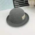 Chapeau cloche tricoté gris avec écusson, chapeau de soleil vintage décontracté pour l'été. - M (56-58cm) / Gris clair