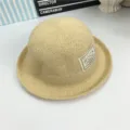 Beige Strohhut mit Rollrand und stilvollem Buchstabenaufnäher an der Seite für sonnige Tage. - M (56-58cm) / Gebrochenes Weiß