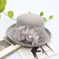 Chapeau cloche en feutre de laine gris avec fleur en organza, plume et résille mode hiver. - Réglable / Gris