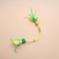 Gioco interattivo per gatti con piume colorate e tubo a rete per il divertimento. - Giallo