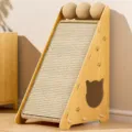 Tiragraffi triangolare in legno per gatti con tappetino in sisal e palline pendenti. - Tiragraffi per Gatti Triangolare Spesso di Lusso Con 3 Palle di Corda di Canapa