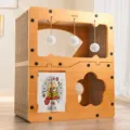 Casetta tiragraffi per gatti in legno a due livelli con superficie in sisal e palline - Casa per Gatti Portafortuna Plus Più Larga Aggiornata Grande Spazio