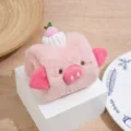 Primo piano del giocattolo per gatti in peluche rosa a forma di rotolo con dolce faccia da maialino. - Maialino rosa