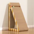 Grande tiragraffi per gatti triangolare extra-large con pallina e cartone ondulato. - Tiragraffi per Gatti Triangolare / Extra grande