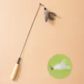 Katzenangel mit Holzgriff und Federspielzeug interaktives Katzenspielzeug für Stubentiger. - Holzgriff Teaser Stab + Weiße Feder Ersatzköpfe (2 Köpfe)