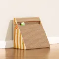 Tiragraffi per gatti triangolare con pallina interattiva in robusto cartone ondulato. - Tiragraffi per Gatti Triangolare / Taglia S
