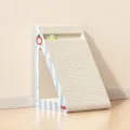Grande tiragraffi per gatti triangolare con divertente gioco a palla e motivo a mela. - Taglia L