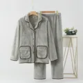 Grauer dicker Flanell Pyjama Set für Damen, kuschelige Winter Nachtwäsche mit Knopfleiste. - M / Herren-Mittelgrau