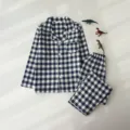 Vue detaillee de ensemble de pyjama carreaux bleu et blanc pour enfants avec col classique. - 110 / Bleu Marine