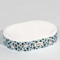 Ovale Katzenkratzbrett mit blauem Leopardenmuster, langlebiges Wellpappe für Haustiere. - Katzenkratzbrett aus weißer Pappe mit Leopardenmuster / Hellblau [60*9]