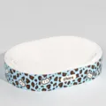 Große ovale Katzenkratzbrett Pappe mit blauem Leopardenmuster und gemütlicher Liegefläche. - Katzenkratzbrett aus weißer Pappe mit Leopardenmuster / Hellblau [65*9]