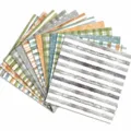 Primo piano di carta decorativa per scrapbooking con motivi a righe e quadri assortiti. - 15cm