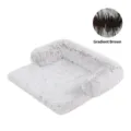 Gemütliches Langplüsch-Hundebett Sofa mit Randpolster und abnehmbarem Kissen in Braunverlauf. - Kaffeebraune quadratische Ecken