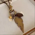 Λεπτομέρεια μακρύ κολιέ από ρετρό δέρμα boho με μεταλλικά μενταγιόν φτερού και αστέρι. - Leaf Pendant Necklace(4141)