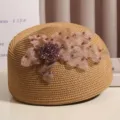 Sommer Strohberette für Damen, elegante Spitzenblume und Strasssteine Dekoration, Retro Sonnenhut. - M (56-58 cm) Verstellbar / Khaki
