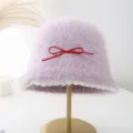 Flauschiger Winter-Fischerhut in Helllila mit roter Schleife und weißer Spitzenborte. - M (56-58cm) / Hellviolett