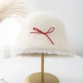 Flauschiger Winter Fischerhut Damen, süße Plüsch Mütze mit roter Schleife und Spitzenrand. - M (56-58cm) / Beige