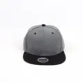 Gorra snapback gris clásica con visera plana negra ideal para estilo urbano moderno. - Ajustable / Visera Negra Gris Oscuro