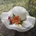 Damen Strohhut mit breiter Krempe sommerlicher Sonnenschutz Strandhut mit Blumen in weiss - Einheitsgröße (Passend für 56-58 cm Kopfumfang) / Weiß