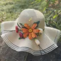 Geflochtener Strohhut mit grosser Blumendekoration, stilvoller Sommer Strandhut für Damen. - Einheitsgröße (Passend für 56-58 cm Kopfumfang) / Beige