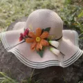 Breiter Strohhut mit Blumen für Damen, sommerlicher Strand-Sonnenschutzhut mit schöner Deko. - Einheitsgröße (Passend für 56-58 cm Kopfumfang) / Rosa