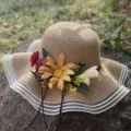 Sommer Damen Strohhut mit breiter Krempe, Blumendekor und Spitzenrand Strandhut Variante - Einheitsgröße (Passend für 56-58 cm Kopfumfang) / Hellbraun