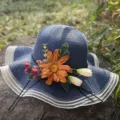 Dunkelblauer Strohhut mit Blumen, breite Krempe für Sommer Strandurlaub und Sonnenschutz. - Einheitsgröße (Passend für 56-58 cm Kopfumfang) / Dunkelblau