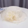 Détail de chapeau plat en dentelle blanche vintage avec élégante décoration de fleurs en tulle. - M (55-58cm) / Beige