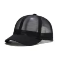 Vue détaillée de la casquette noire en maille à bord court, chapeau jockey respirant. - Réglable / Style Tout Maille - Noir